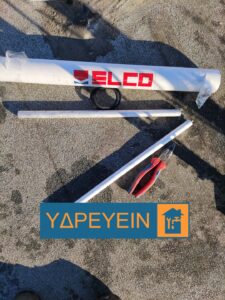 Τεχνικός συντηρεί ηλιακό θερμοσίφωνα ELCO 4ετίας